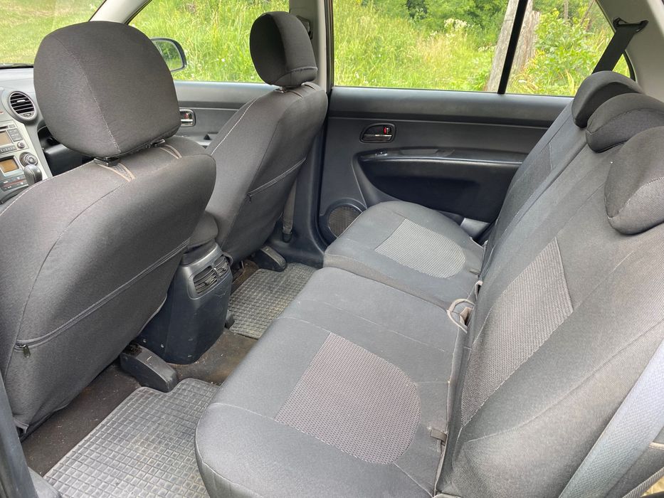 Kia Carens 2011 року