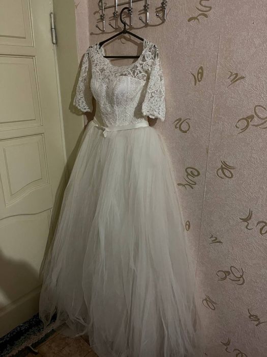 Продам весільну сукню у не поганому стані