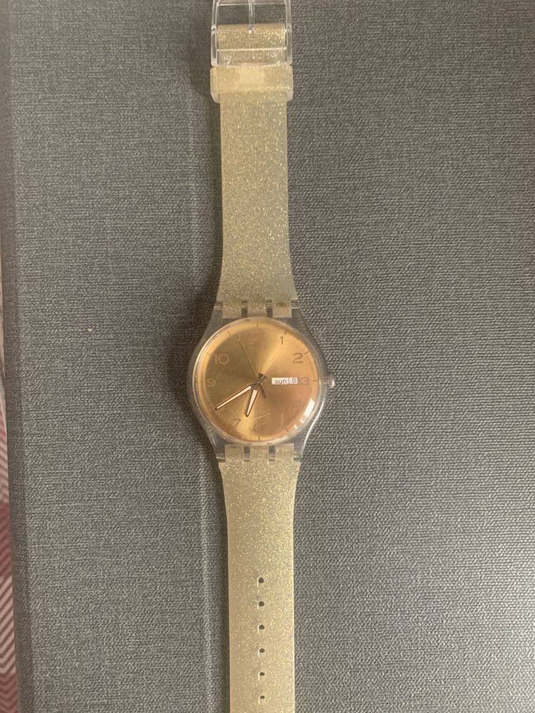Relogio swatch dourado