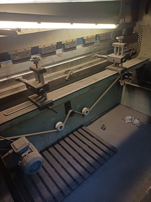 Krawędziarka hydrauliczna 2500*80T CNC