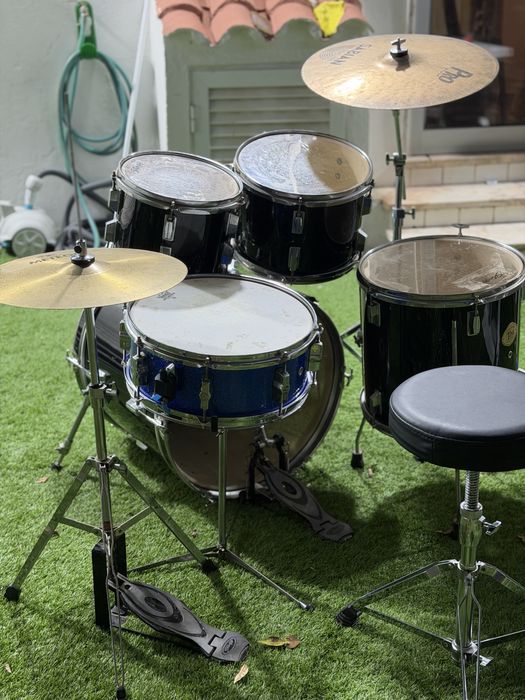 Bateria Stagg TIM com pratos Meinl e Sabian