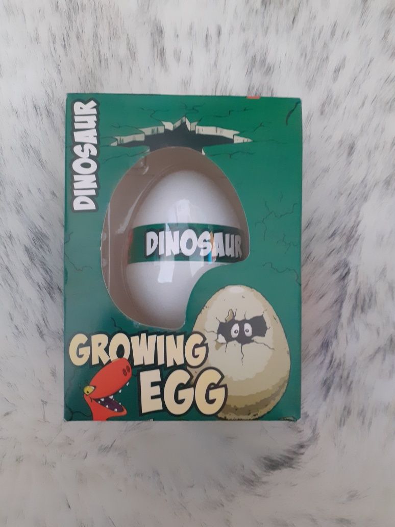 Jajko z wyklówakącym się dinozaurem