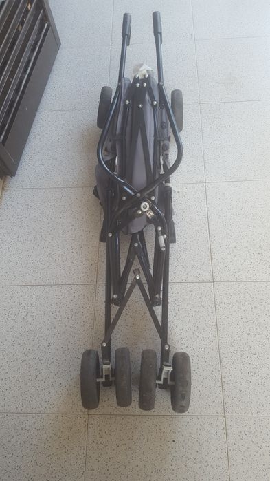 Carrinho  para  passear  bebês