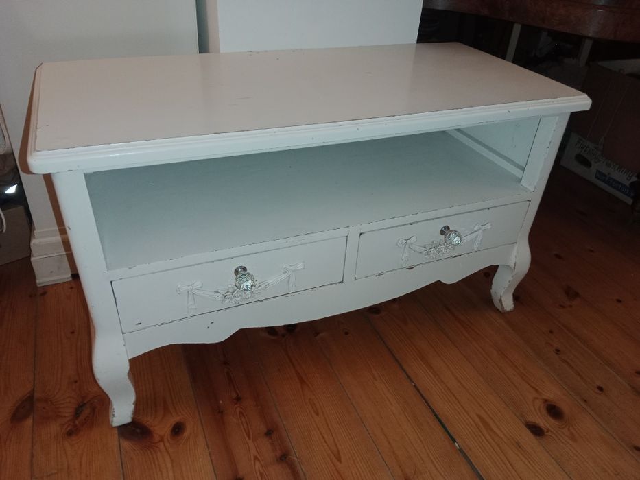 Szafka biała rzeźbiona