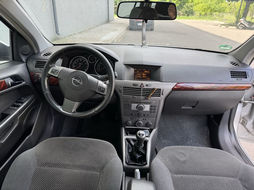Opel Astra n Університет