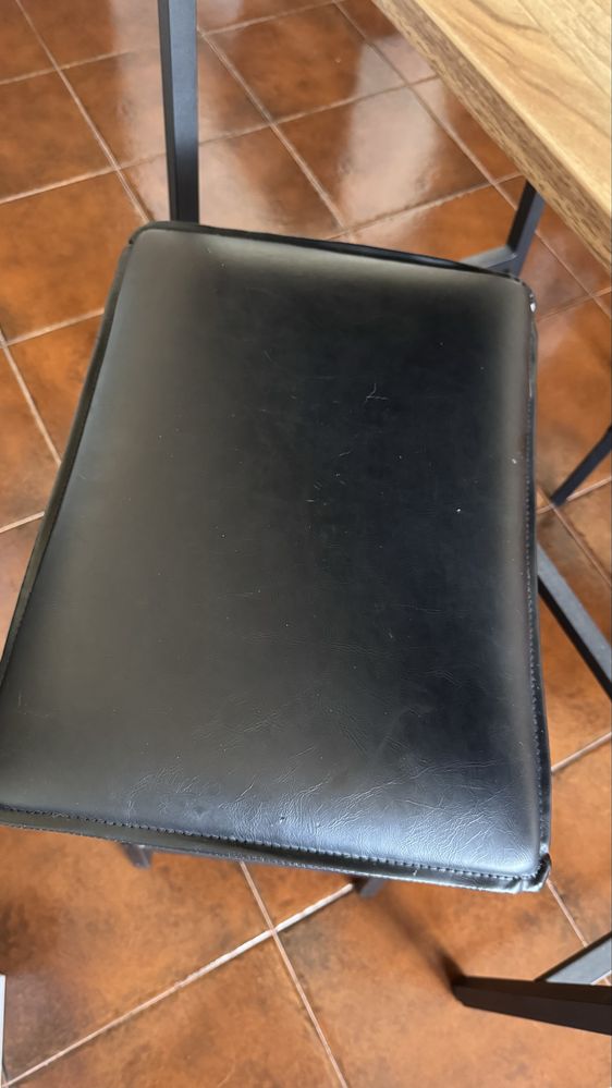 Mesa alta de cozinha com dois bancos