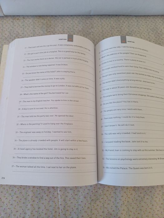 Livro de exercícios de inglês.