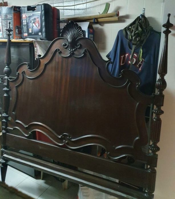 Cama de casal em madeira maciça