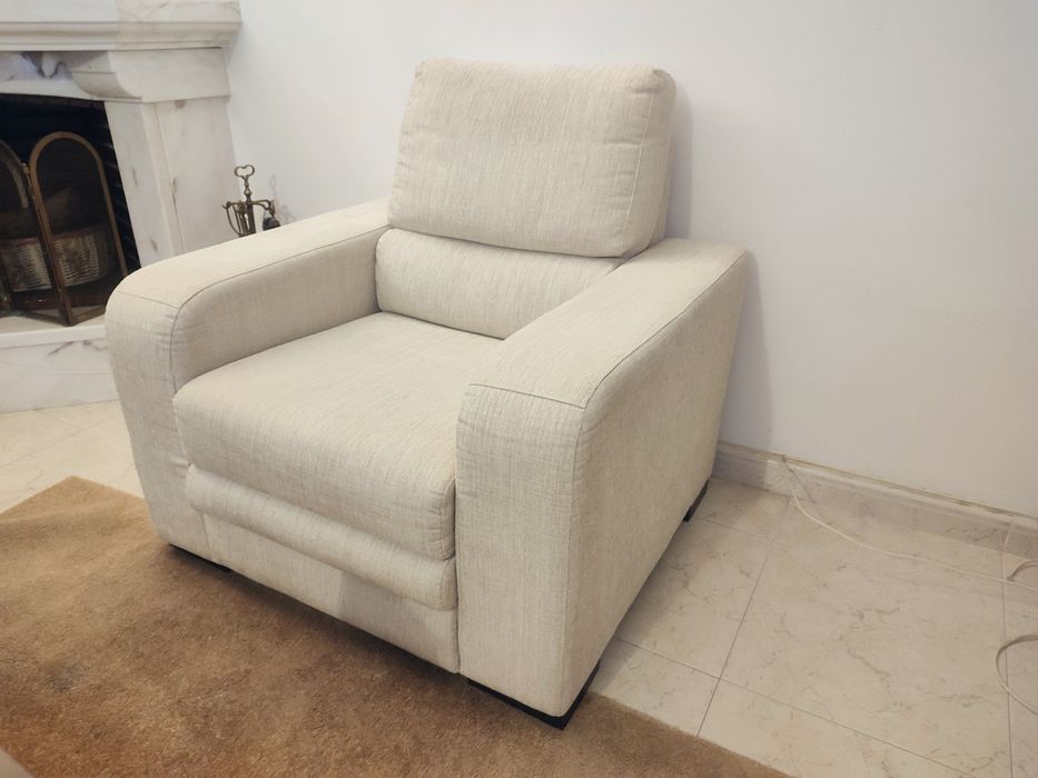 Sofá e poltrona bejes impecáveis