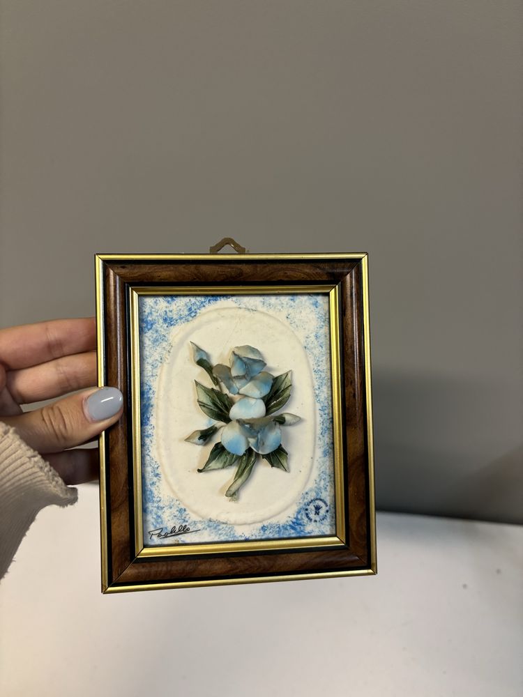 Quadros com flores feitas de louça