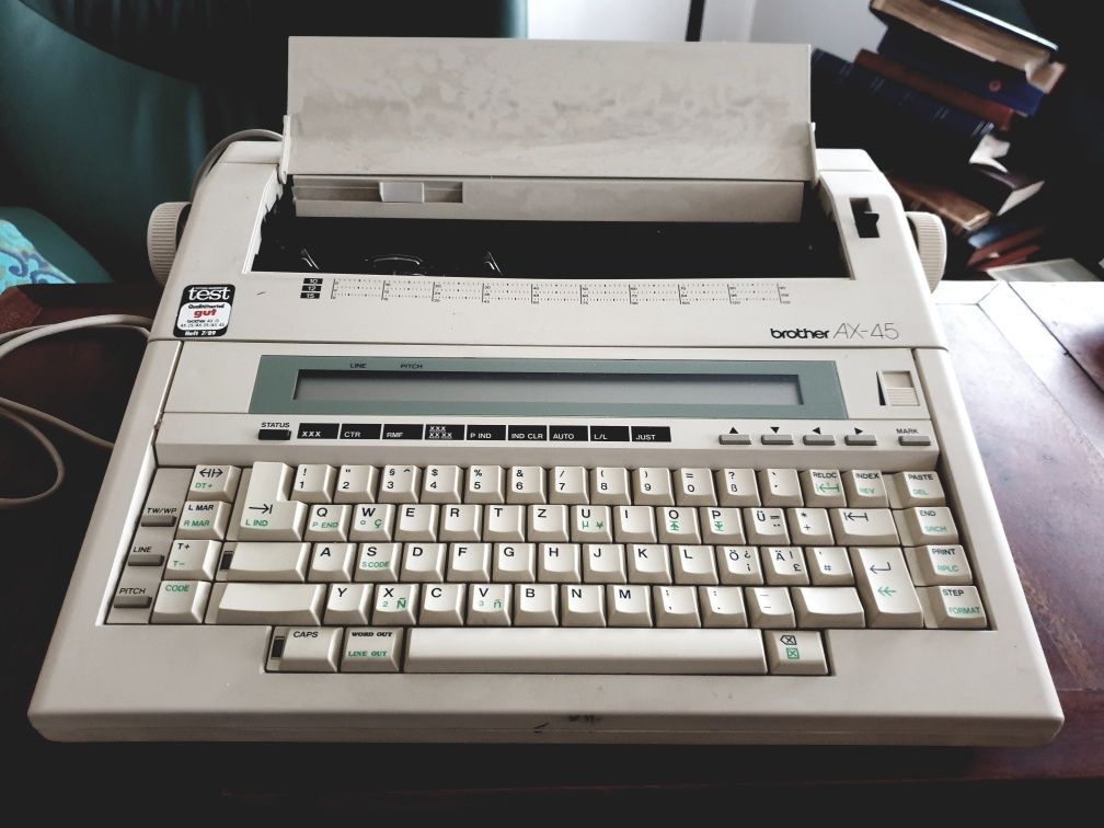Máquina de escrever vintage Brother AX 45 à funcionar bem