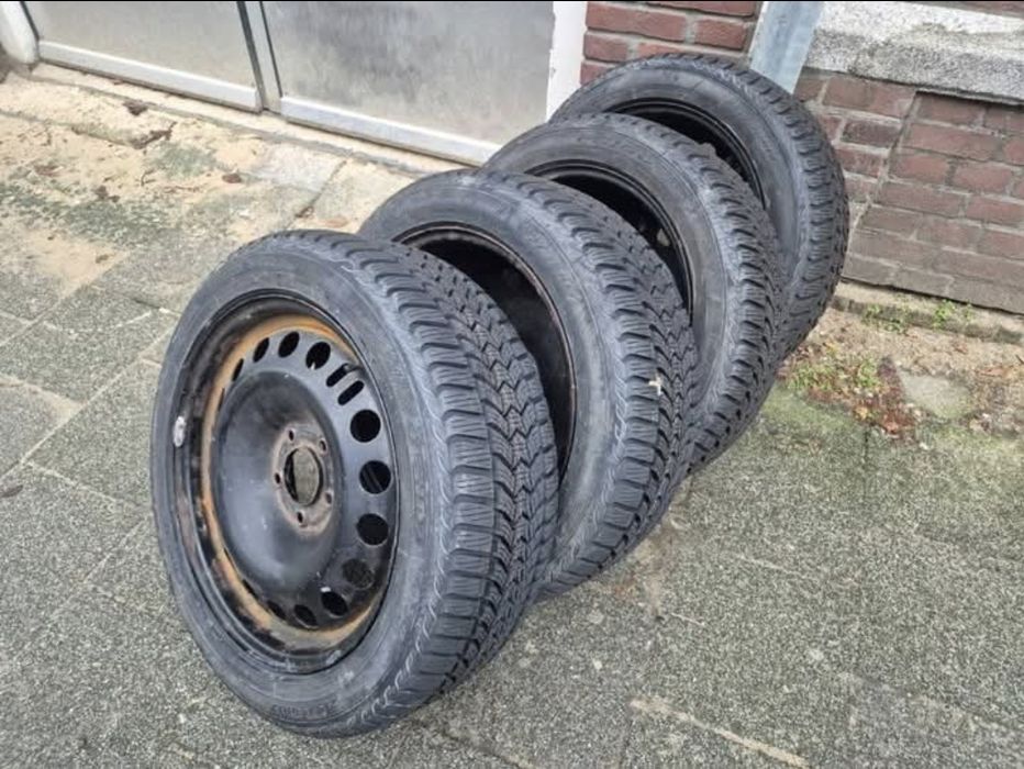Komplet kół zimowych na felgach stalowych 215/50 R17 - rozstaw 5x115