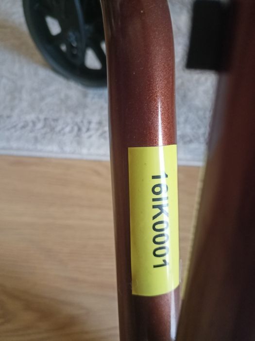 Chodzik z siedziskiem czterokołowy