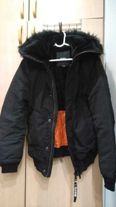kurtka zimowa Pull&Bear czarna z kapturem