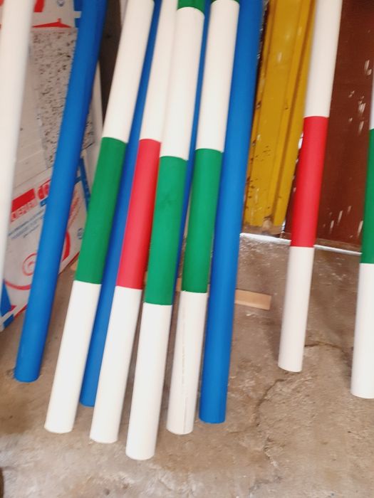 Przeszkoda jeździecka – 2 stojaki z panelem konia, 3 drągi 3m, kłódki