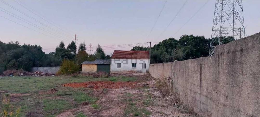 Terreno murado com Casa T1 e poço, a 30 min de Santarém
