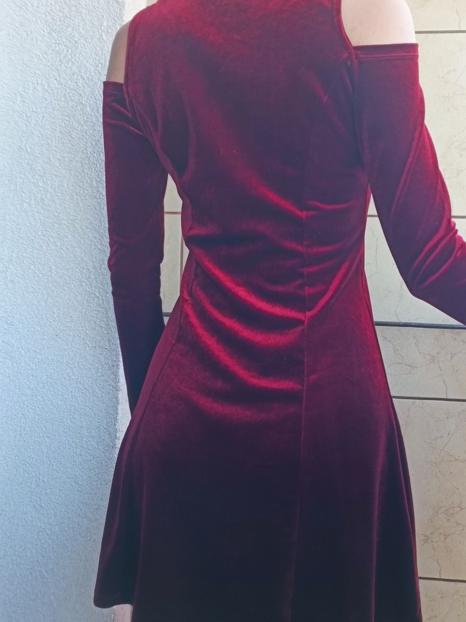 Sukienka welurowa bordowa z odkrytymi ramionami