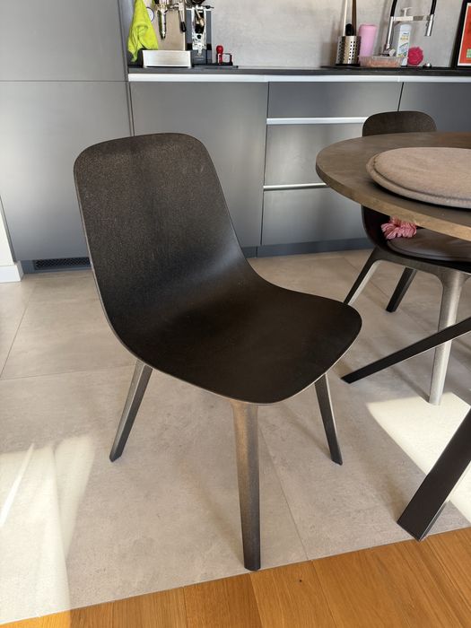 Okragły stół MARIEDAMM z kompletem krzeseł ODGER