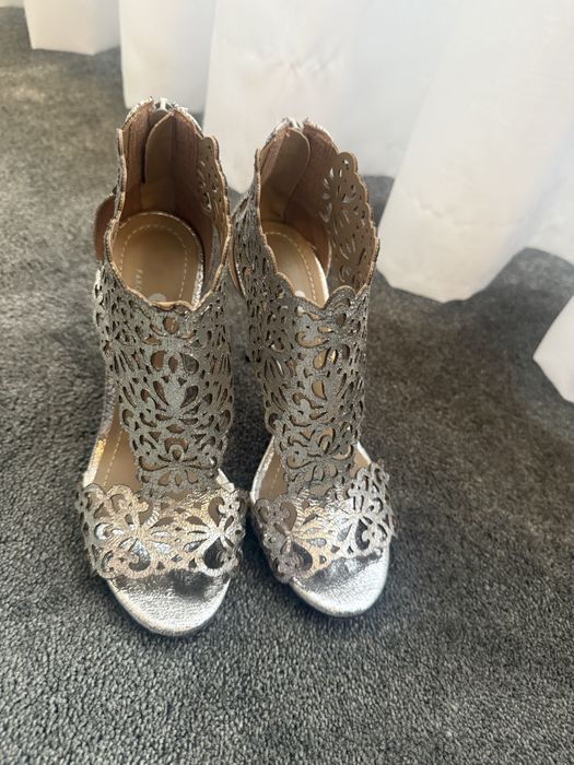 Sandalias prateadas 35