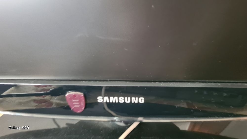 TV e comandos com cabos e entrada de vídeos. tudo a funcionar