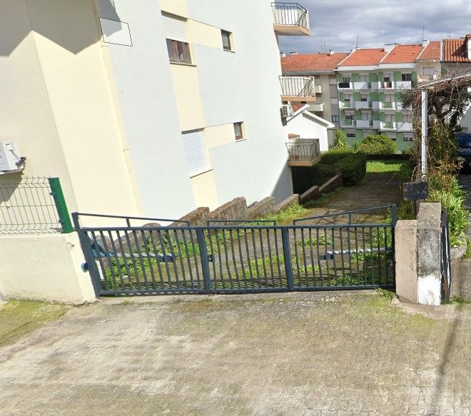 T4 na Rua Mateus Fernandes, Covilhã, entrada privativa, estacionamento