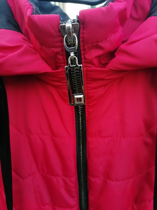 Kurtka jesienna jest wydłużona, rozmiar S