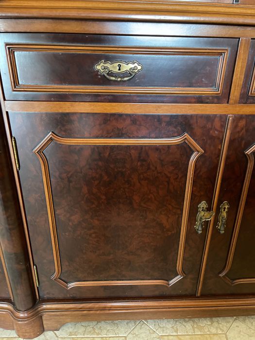 Buffet em nogueira com vitrina muito bom estado como novo