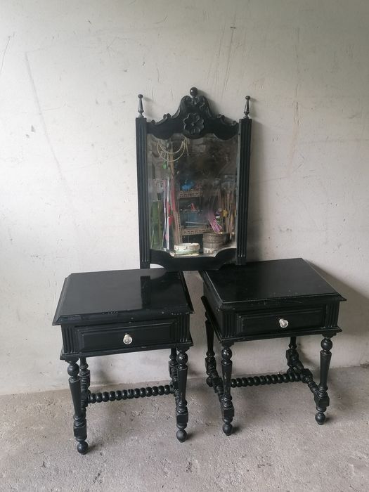 2 mesinhas e 1 espelho