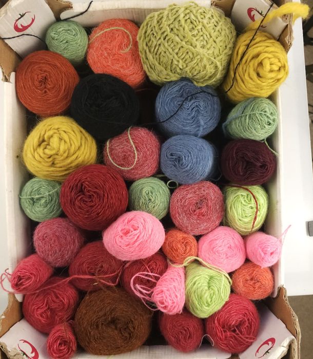 Zestaw końcówek włóczek mieszanki welna/akryl 1,35kg z 18