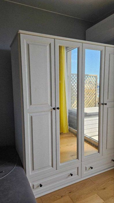 Biała szafa czterodrzwiowa Parma z lustrem i dwiema szufladami