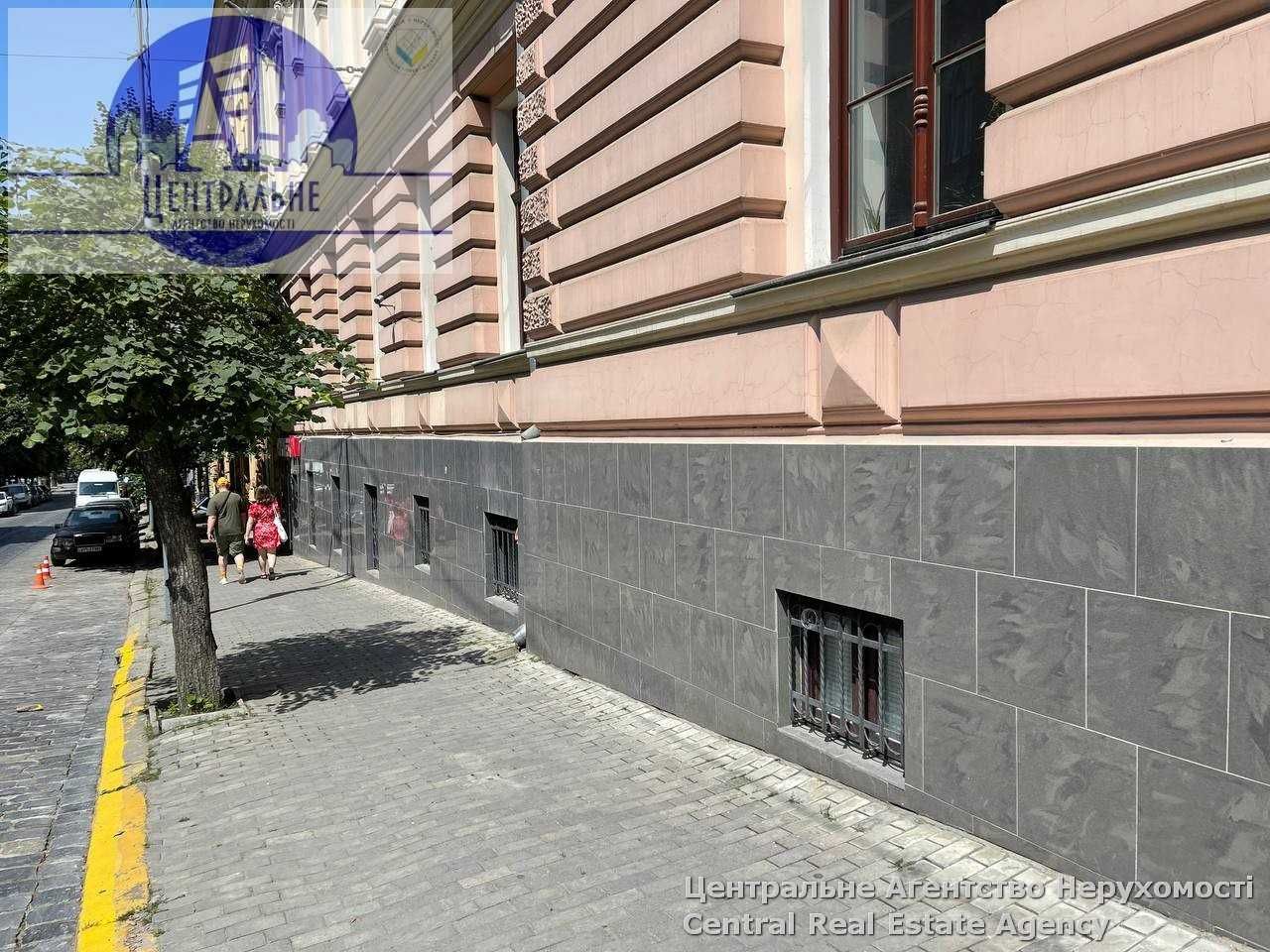 Фасадне приміщення в самому центрі. Опалення входить в ціну. Ремонт.