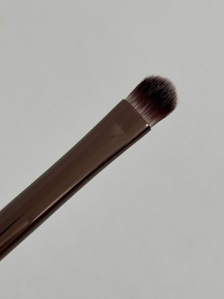 Nowy pędzel do cieni Hourglass nr 12 Beveled Shadow Brush