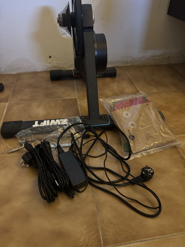 Zwift Hub c/ cassete 11 COMO NOVO