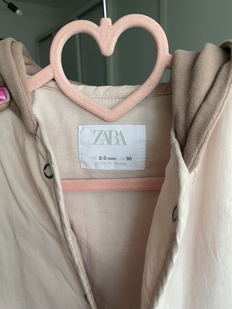 Легкая курточка Zara