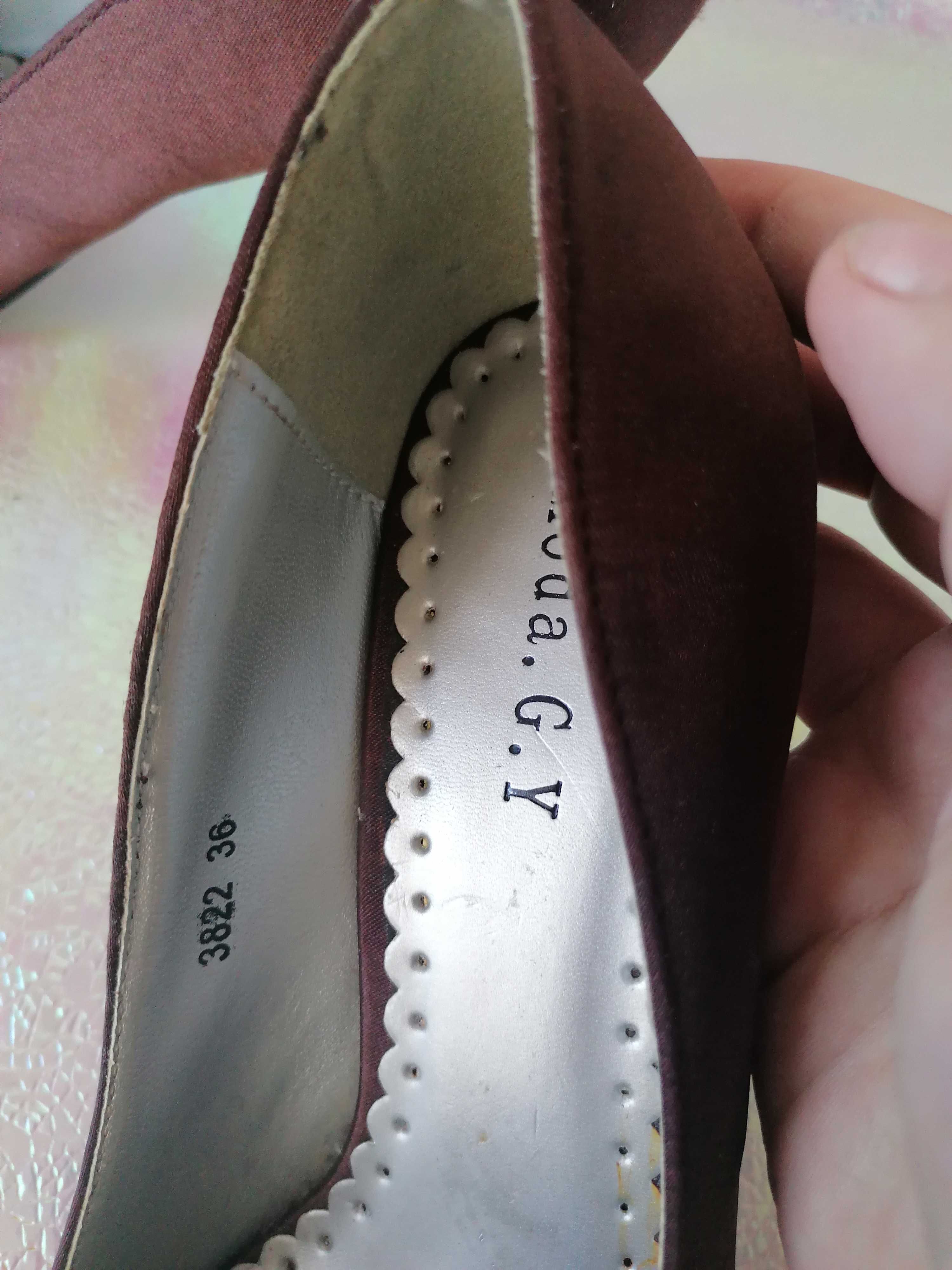Sapatos castanhos acetinados com aplicação brilhante