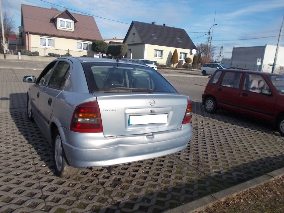 Opel Astra II,srebrny,Z 151,silnik 1,7 ISUZU,hatchback,5 drzwi,na czes