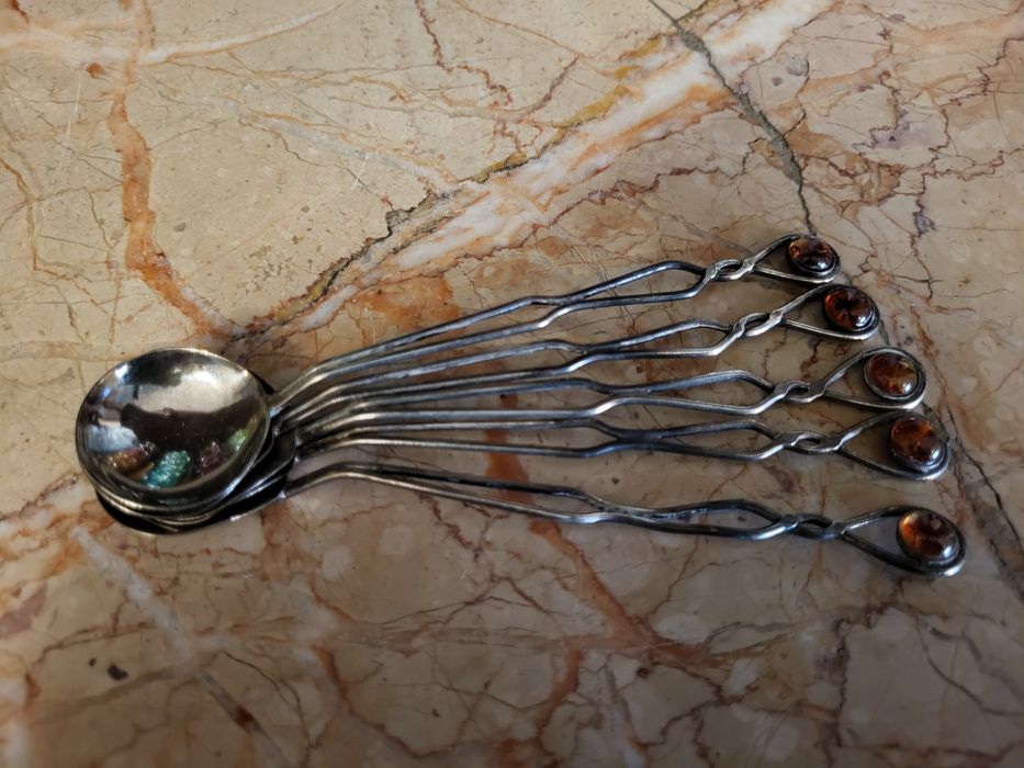 Posrebrzane łyżeczki z dekoracją z bursztynu