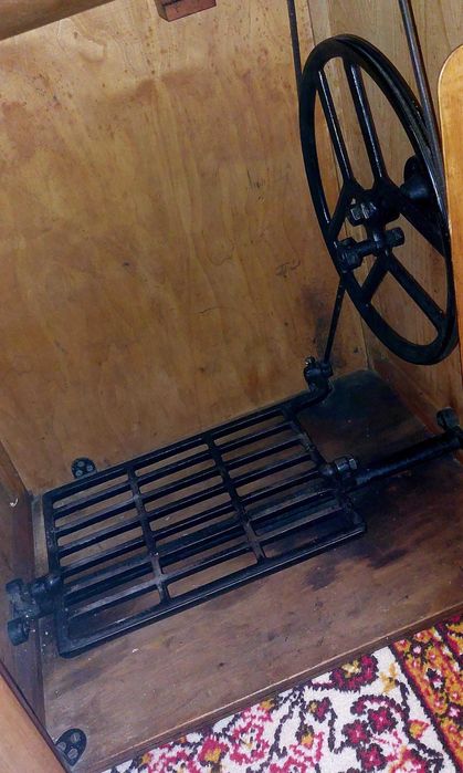 Sprzedam sprawną maszynę do szycia Lucznik.