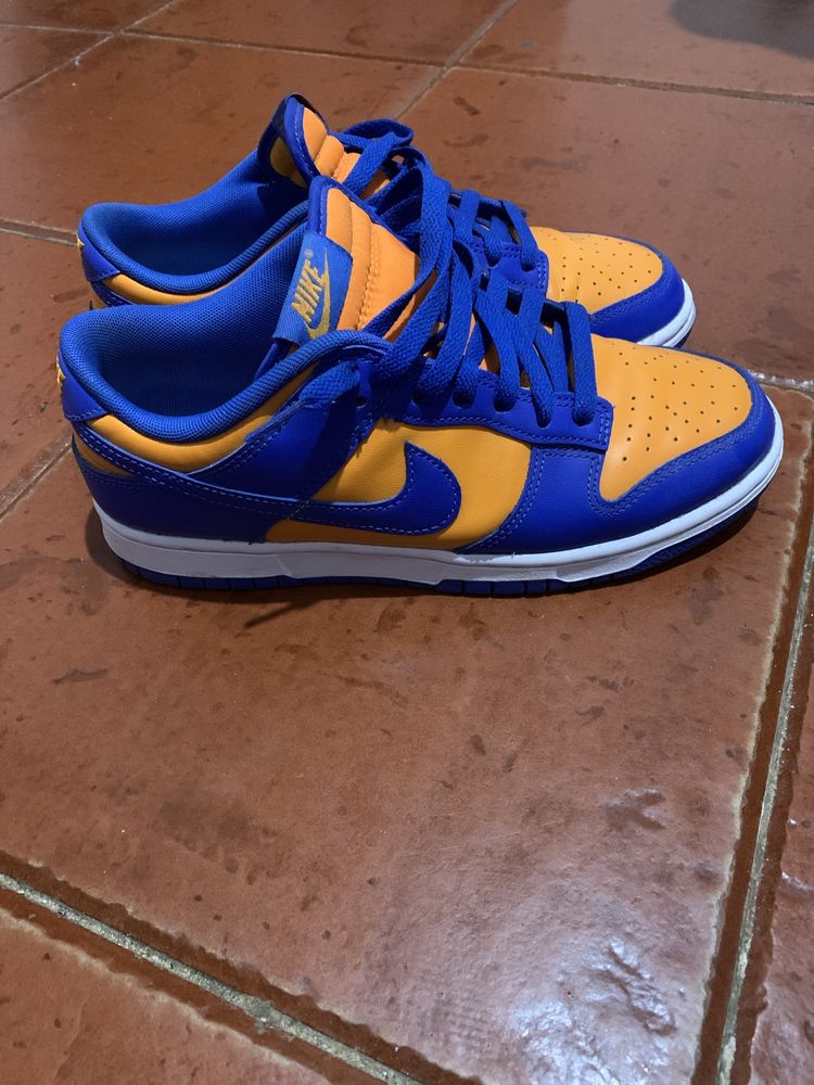 Venda de sapato nike azul e laranja