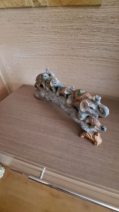 Słonie figurka uszkodzona.