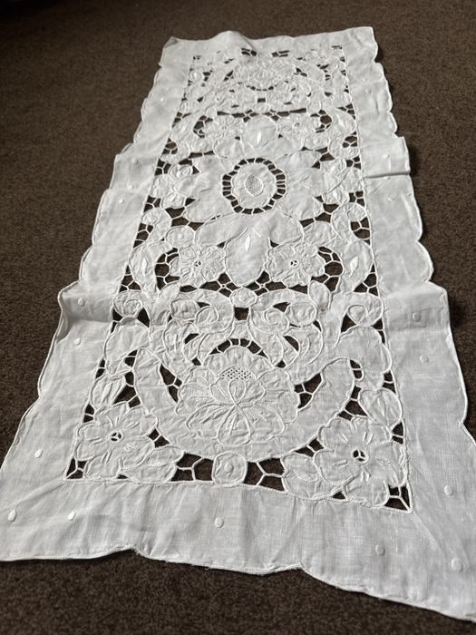 Bieżnik biały haftowany richelieu do kokekcji