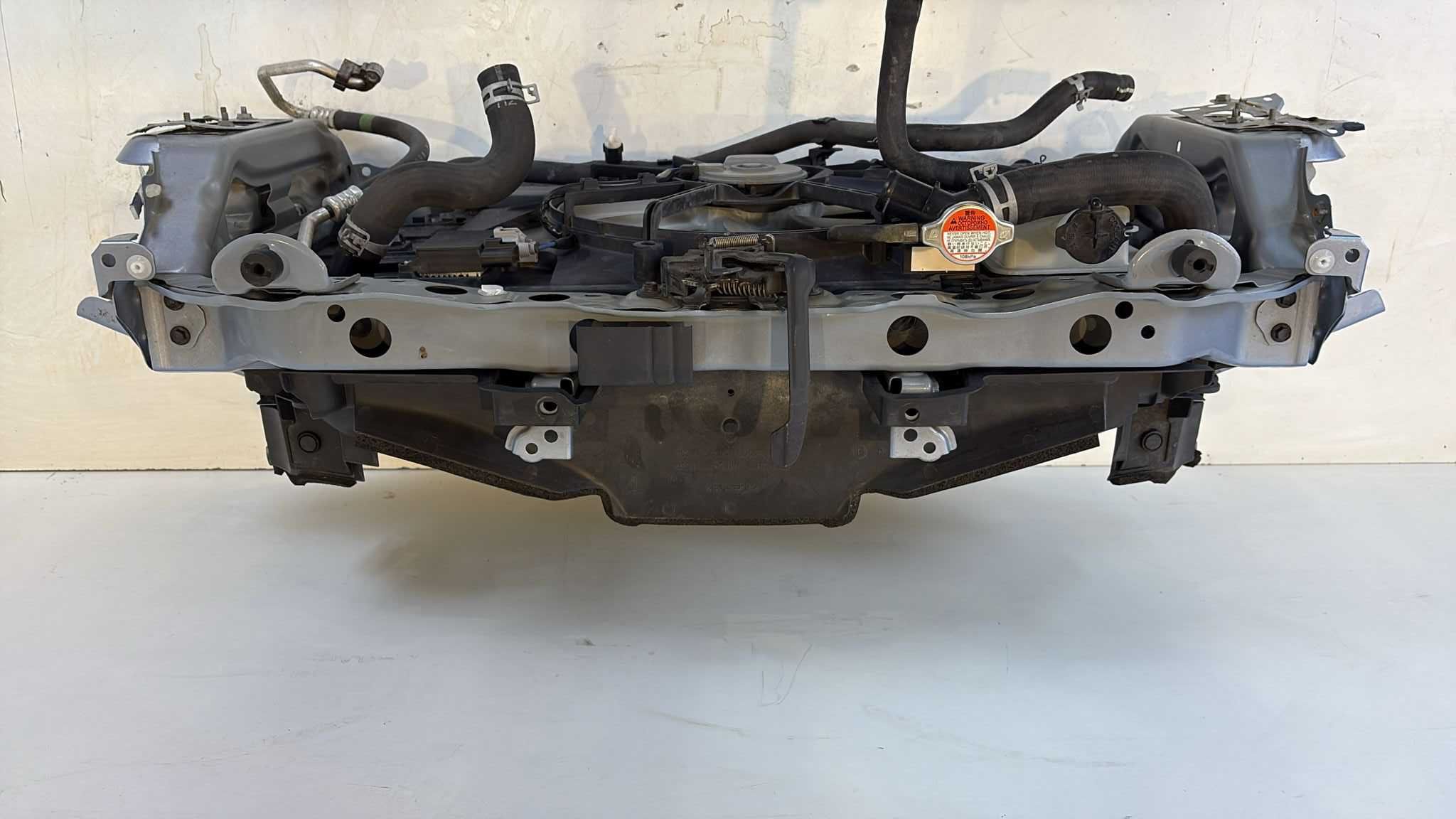 Toyota Yaris 3 Hybrid 2015–2019 – Pas przedni kompletny