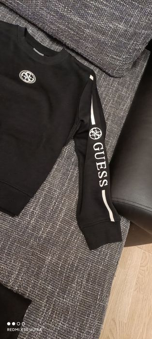 Komplet dresowy damski Guess. Spodnie i Bluza