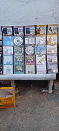 Vendo varios CD e vários DVD
