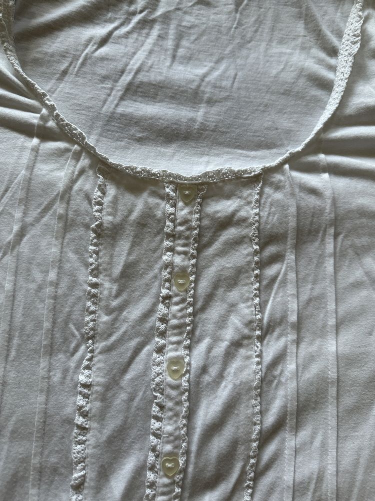 Bluzka biala z dekoltem i malymi falbankami L/XL
