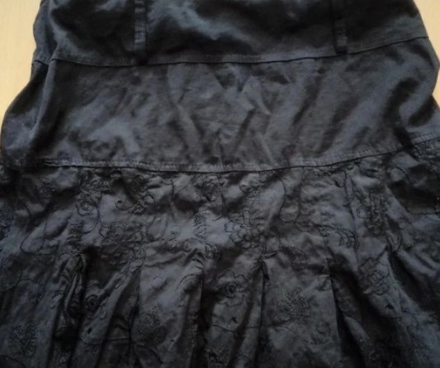 Czarna spódnica.