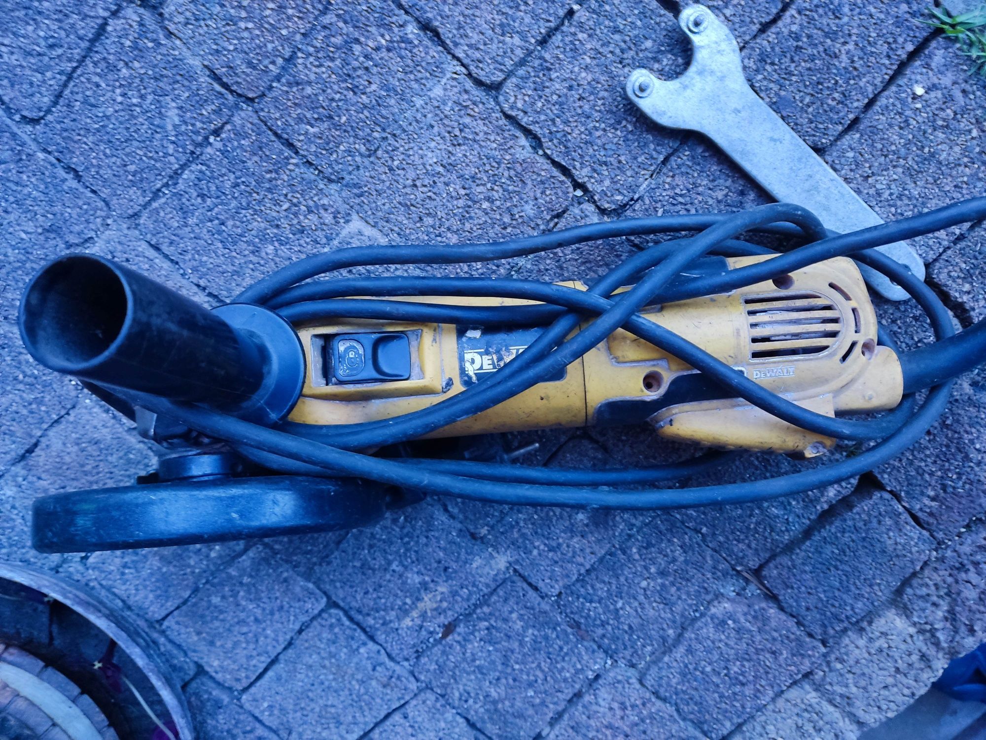 Szlifierka kątowa DeWalt 1500W