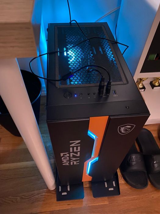 Torre Gaming MSI com teclado e rato