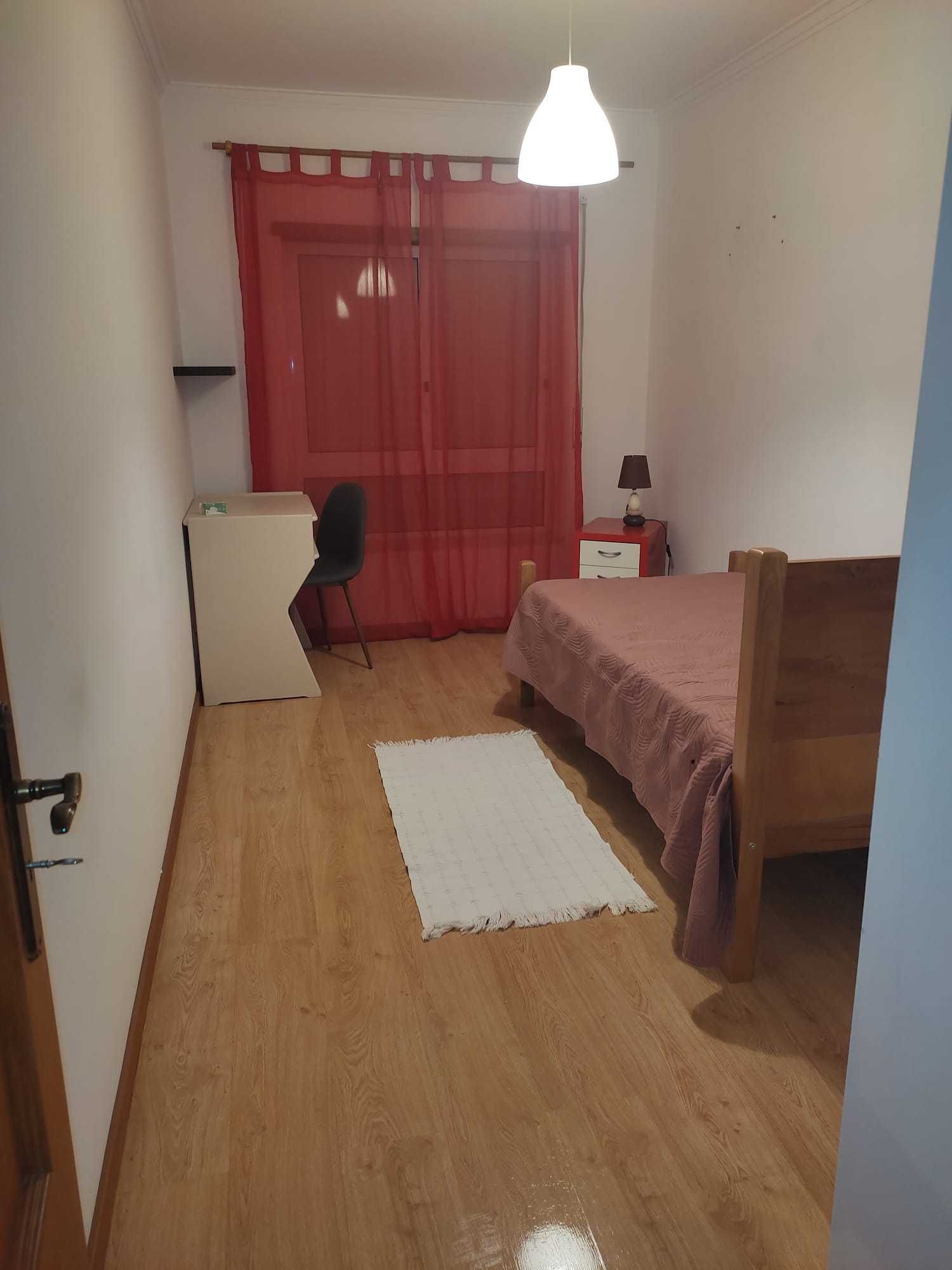 QUARTO  p/ ESTUDANTE (F) em T3 - Sobreda - Almada