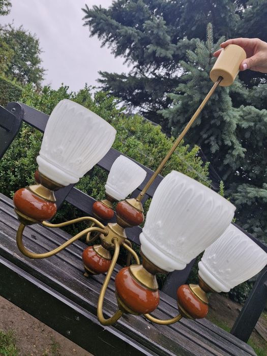 Żyrandol prl vintage – 6-ramienny, mleczne szkło, mosiądz, ceramika